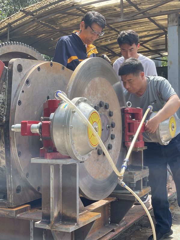 无极牵引车试验台